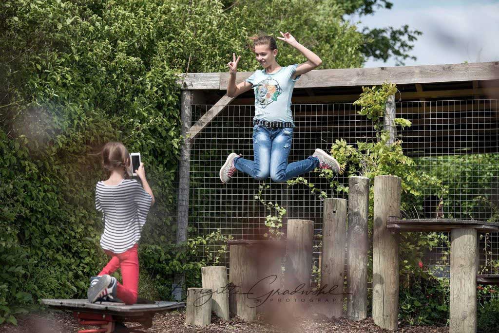 Kinder-Erlebnis-Weinviertel. Zwei Mädchen haben auch am Hundetrainingsplatz in Bisamberg Spaß und machen Fotos voneinander